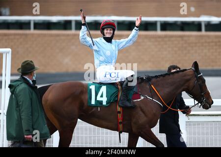 Rachael Blackmore feiert, nachdem er Telmesomethinggirl auf dem dritten Tag des Cheltenham Festivals auf der Cheltenham Racecourse gefahren ist, um die Hürde der Mares-Novizen (Klasse 2) zu gewinnen. Bilddatum: Donnerstag, 18. März 2021. Stockfoto