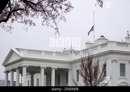 Die US-Nationalflagge fliegt auf halbem Stab über dem Weißen Haus in Washington, DC, USA. März 2021, 18th. US-Präsident Joe Biden ordnete an, dass Nationalflaggen auf die Hälfte der Mitarbeiter geflogen werden, um die Opfer der Erschießungen in der Gegend von Atlanta zu ehren, bei denen acht Menschen getötet wurden. Quelle: SIPA USA/Alamy Live News Stockfoto