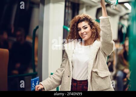 Arabische Frau in U-Bahn-Zug. Arab Mädchen in legere Kleidung.. Junge schöne arabische Frau in U-Bahn-Zug. Stockfoto