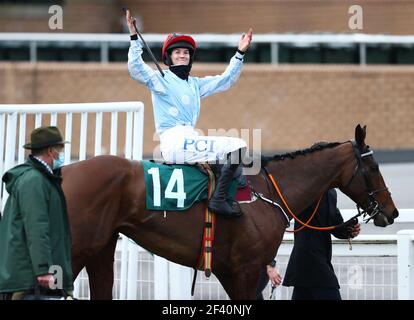 Rachael Blackmore feiert, nachdem er Telmesomethinggirl auf dem dritten Tag des Cheltenham Festivals auf der Cheltenham Racecourse gefahren ist, um die Hürde der Mares-Novizen (Klasse 2) zu gewinnen. Bilddatum: Donnerstag, 18. März 2021. Stockfoto