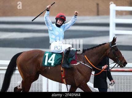 Rachael Blackmore feiert, nachdem er Telmesomethinggirl auf dem dritten Tag des Cheltenham Festivals auf der Cheltenham Racecourse gefahren ist, um die Hürde der Mares-Novizen (Klasse 2) zu gewinnen. Bilddatum: Donnerstag, 18. März 2021. Stockfoto