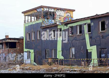 Verfallene Signalbox auf einem ehemaligen Rangierbahnhof in Berlin-Pankow Stockfoto