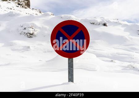 Verschneite Straßenschild kein Parkplatz im Skigebiet der Sierra Nevada im Winter. Verschneite Straße Schild kein Parkplatz in Sierra Nevada Stockfoto