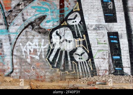 Graffiti auf einer halbgetimberten Wand Stockfoto