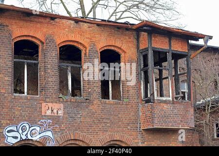 Ausgebrannte Signalbox auf einer ehemaligen Güterstation in Berlin-Pankow Stockfoto