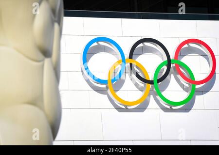 Die Olympischen Ringe sind am 18. März 2021 über dem Eingang an der Fassade des Olympischen Museums in Lausanne, Schweiz, zu sehen Stockfoto