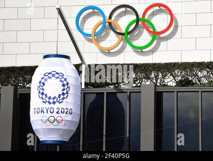 Die Olympischen Ringe sind am 18. März 2021 über dem Eingang an der Fassade des Olympischen Museums in Lausanne, Schweiz, zu sehen Stockfoto