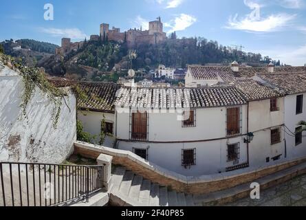 Panoramablick auf die Alhambra von Granada von der Albaicin. Blick auf die Alhambra von Granada von der Albaicin Stockfoto