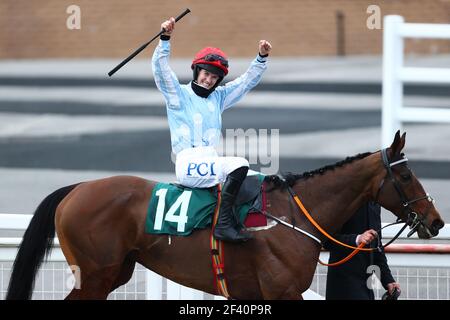 Rachael Blackmore feiert, nachdem er Telmesomethinggirl auf dem dritten Tag des Cheltenham Festivals auf der Cheltenham Racecourse gefahren ist, um die Hürde der Mares-Novizen (Klasse 2) zu gewinnen. Bilddatum: Donnerstag, 18. März 2021. Stockfoto