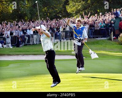 RYDER CUP 2002 AM GLOCKENTURM-FINALTAG 29/9/2002 PAUL MCGINLEY NACH SEINEM PUTT AUF DIE 18TH ZU GEWINNEN RYDER CUP BILD DAVID ASHDOWN.RYDER CUP GLOCKENTURM 2002 Stockfoto