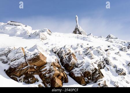 Spanien, Andalusien, Granada. Heiligtum der Virgen de las nieves, Jungfrau des Schnees, im Skigebiet der Sierra Nevada im Winter, voller Schnee. Heiligtum der Virgen de las nieves in der Sierra Nevada Stockfoto