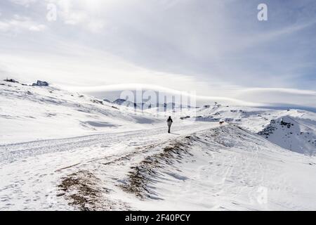 Spanien, Andalusien, Granada. Skigebiet der Sierra Nevada im Winter, voller Schnee. Reise- und Sportkonzepte. Skigebiet der Sierra Nevada im Winter, voller Schnee. Stockfoto