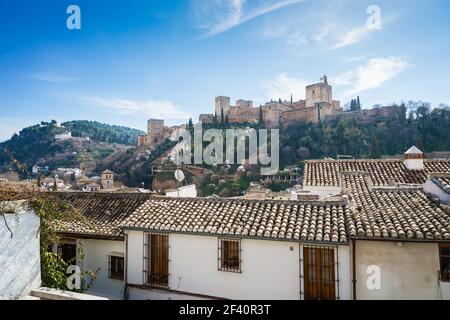 Blick auf die Alhambra von Granada vom Albaicin am Morgen. Blick auf die Alhambra von Granada von der Albaicin Stockfoto