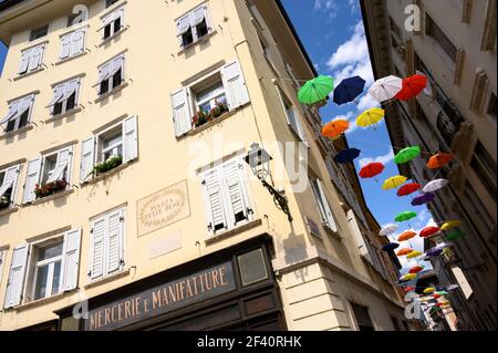 Rovereto. Italien. Bunte Sonnenschirme auf der Piazza Cesare Battisti (Piazza delle Oche) im historischen Zentrum der Stadt. Stockfoto