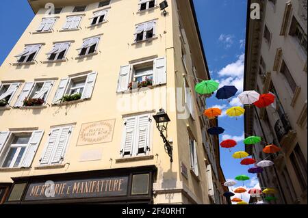 Rovereto. Italien. Bunte Sonnenschirme auf der Piazza Cesare Battisti (Piazza delle Oche) im historischen Zentrum der Stadt. Stockfoto