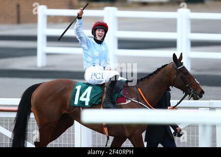 Rachael Blackmore feiert, nachdem er Telmesomethinggirl auf dem dritten Tag des Cheltenham Festivals auf der Cheltenham Racecourse gefahren ist, um die Hürde der Mares-Novizen (Klasse 2) zu gewinnen. Bilddatum: Donnerstag, 18. März 2021. Stockfoto