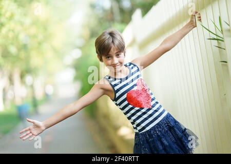 Kleines Mädchen, acht Jahre alt, Spaß in einem Stadtpark.. Kleines Mädchen, acht Jahre alt, Spaß im Freien. Stockfoto