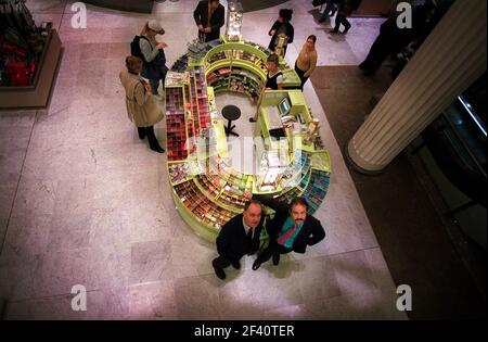 VITTORIO RADICE CHEIF EXEC UND PETE WILLIAMS FINANNCE DIREKTOR VON SELFRIDGES IM GESCHÄFT FOTOGRAFIERT. PILSTON 19/9/01 PILSTON Stockfoto