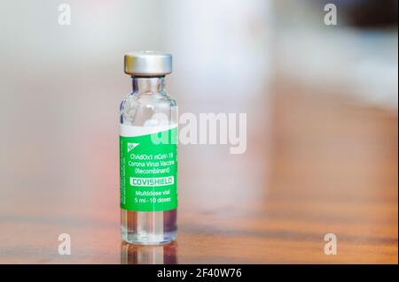 Lviv, Ukraine. März 2021, 18th. Eine Ampulle des Impfstoffes AstraZeneca (Covishield), die im Krankenhaus ausgestellt ist.das Gesundheitsministerium der Ukraine hat Gesundheitshelfer zuerst mit dem Medikament AstraZeneca (Covishield) gegen COVID-19 geimpft. Ab März 19 soll in Lemberg bis März 28 eine Sperre eingeführt werden. Die Notwendigkeit einer strengen Quarantäne ist auf die rasche Zunahme der Zahl der Patienten mit Covid-19 zurückzuführen. (Foto von Mykola Tys/SOPA Images/Sipa USA) Quelle: SIPA USA/Alamy Live News Stockfoto