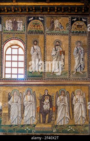 Mosaik von Madonna und Kind umgeben von Engeln, Basilika Sant'Apollinare Nuovo. Ravenna, Emilia romagna, Italien, Europa. Stockfoto