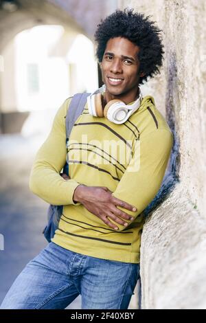 Kubanischer Schwarzer Mann mit afro Haar Sightseeing in Granada, Andalusien, Spanien.. Schwarzer Mann mit Afro-Haaren Sightseeing in Granada Stockfoto