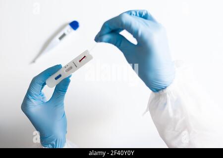 Ärztliche Untersuchungen mit dem Schnelltestgerät für COVID-19, das neue 2019-Coronavirus. Ärztliche Untersuchung mit dem Schnelltest für COVID-19 Stockfoto