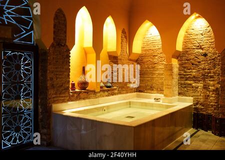 Arabische Bäder Hammam in Granada, Andalusien, Spanien. Elvira Bäder. Pool mit kaltem Wasser. Arabische Bäder Hammam in Granada, Andalusien, Spanien. Stockfoto