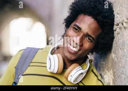 Kubanischer Schwarzer Mann mit afro Haar Sightseeing in Granada, Andalusien, Spanien.. Schwarzer Mann mit Afro-Haaren Sightseeing in Granada Stockfoto