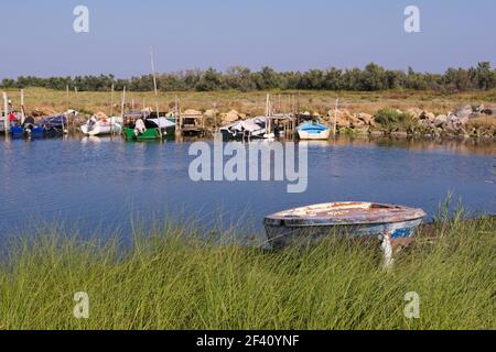 Fischerboote in Sacca di Scardovari, Regionalpark Po River Delta, Region Venetien, Italien Stockfoto