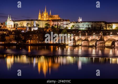 Karlsbrücke und die Prager Burg am Abend, Tschechien Stockfoto