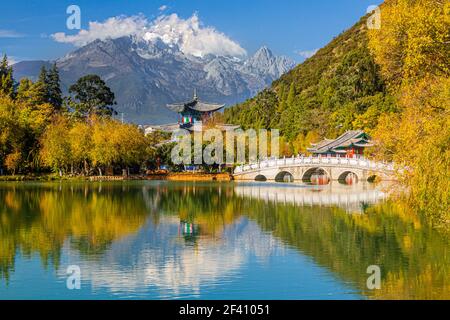 See des Schwarzen Drachen in Lijiang, China⁠. Jade Dragon Snow Mountain im Hintergrund sichtbar. Stockfoto