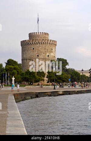 Weißer Turm (Lefkos Pirgos) Direkt am Wasser oder Paralia Thessaloniki Griechenland Stockfoto