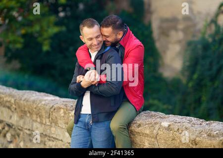 Gay paar in einem romantischen Moment in einem schönen Ort in der Nähe des Flusses. Homosexuelles Beziehungskonzept... Gay paar in einem romantischen Moment im Freien Stockfoto