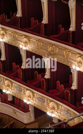 Opernhaus Balkonebene mit roten Stühlen Stockfoto