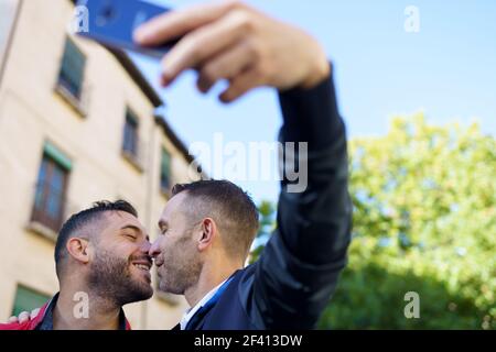 Gay paar machen ein Selfie mit ihrem Smartphone. Homosexuelles Beziehungskonzept... Gay paar machen ein Selfie mit ihrem Smartphone. Stockfoto