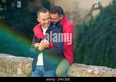 Gay paar in einem romantischen Moment in einem schönen Ort in der Nähe des Flusses. Homosexuelles Beziehungskonzept... Gay paar in einem romantischen Moment im Freien Stockfoto