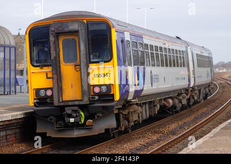 Die Bahnklasse 155 wird von Northern Rail betrieben, die durch die Kirche führt Fenton Station in North Yorkshire, Großbritannien Stockfoto