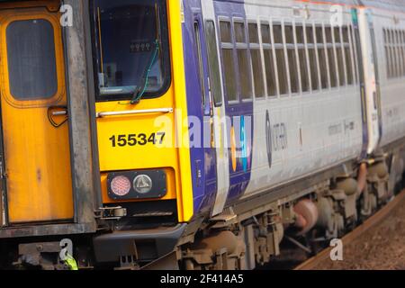 Die Bahnklasse 155 wird von Northern Rail betrieben, die durch die Kirche führt Fenton Station in North Yorkshire, Großbritannien Stockfoto