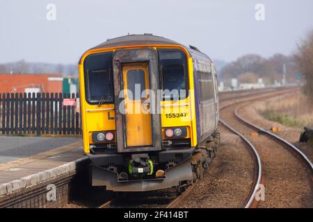 Die Bahnklasse 155 wird von Northern Rail betrieben, die durch die Kirche führt Fenton Station in North Yorkshire, Großbritannien Stockfoto