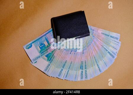 Wallet voller russischer Rubel auf braunem Bastelpapier Hintergrund von oben. Wallet auf braunem Bastelpapier Hintergrund Stockfoto