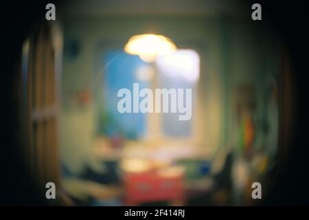 Fenster, Lampe und Tisch in gemütlichen Wohnzimmer Inneneinrichtung defokussed Bild. Fenster, Lampe und Tisch in gemütlichen Wohnzimmer Innenraum verschwommen Bild Stockfoto