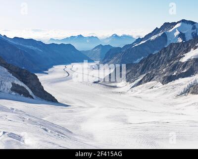 Der große Aletschgletscher, mit 22 km der längste Eisbach der Alpen, beginnt am Jungfraujoch-Gipfel Europas Stockfoto