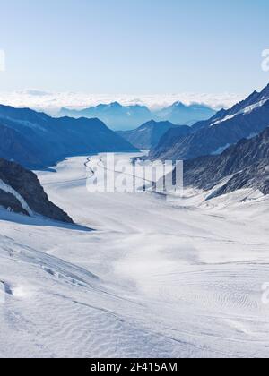 Der große Aletschgletscher, mit 22 km der längste Eisbach der Alpen, beginnt am Jungfraujoch-Gipfel Europas. Stockfoto