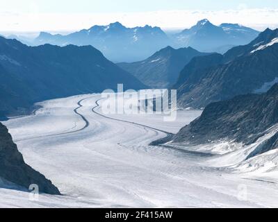 Der große Aletschgletscher, mit 22 km der längste Eisbach der Alpen, beginnt am Jungfraujoch-Gipfel Europas. Stockfoto