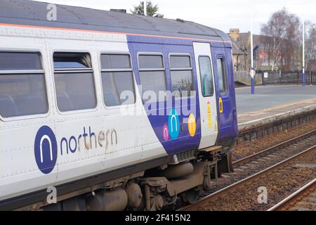 Ein Personenzug der Bahnklasse 155 am Bahnhof Church Fenton Betrieben von Northern Rail Stockfoto