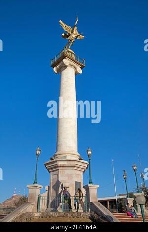 Marmorsäule mit Engel der Freiheit / Engel de La Libertad auf der Plaza Mayor im Stadtzentrum von Chihuahua im Nordwesten Mexikos Stockfoto