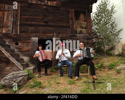 Schweiz, Goms Region, Binn, drei lokale Musiker spielen traditionelle Musik Stockfoto