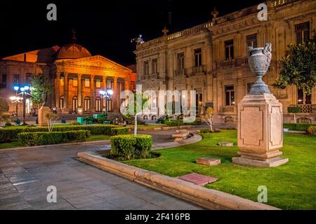 Plaza del Carmen mit Vizekönigreich-Museum und Friedenstheater / Teatro de la Paz bei Nacht im kolonialen Stadtzentrum von San Luis Potosi, Zentralmexiko Stockfoto