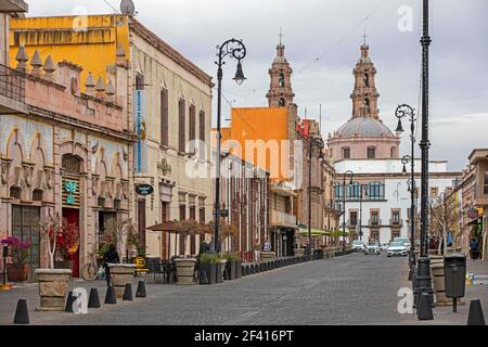 Cafés und Geschäfte im kolonialen Stadtzentrum von Aguascalientes, Nord-Zentral-Mexiko Stockfoto