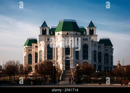 Astrachan, Russland 12 April 2018: Neue Astrachan Oper in sonniger Frühlingstag mit Menschen zu gehen. Stockfoto